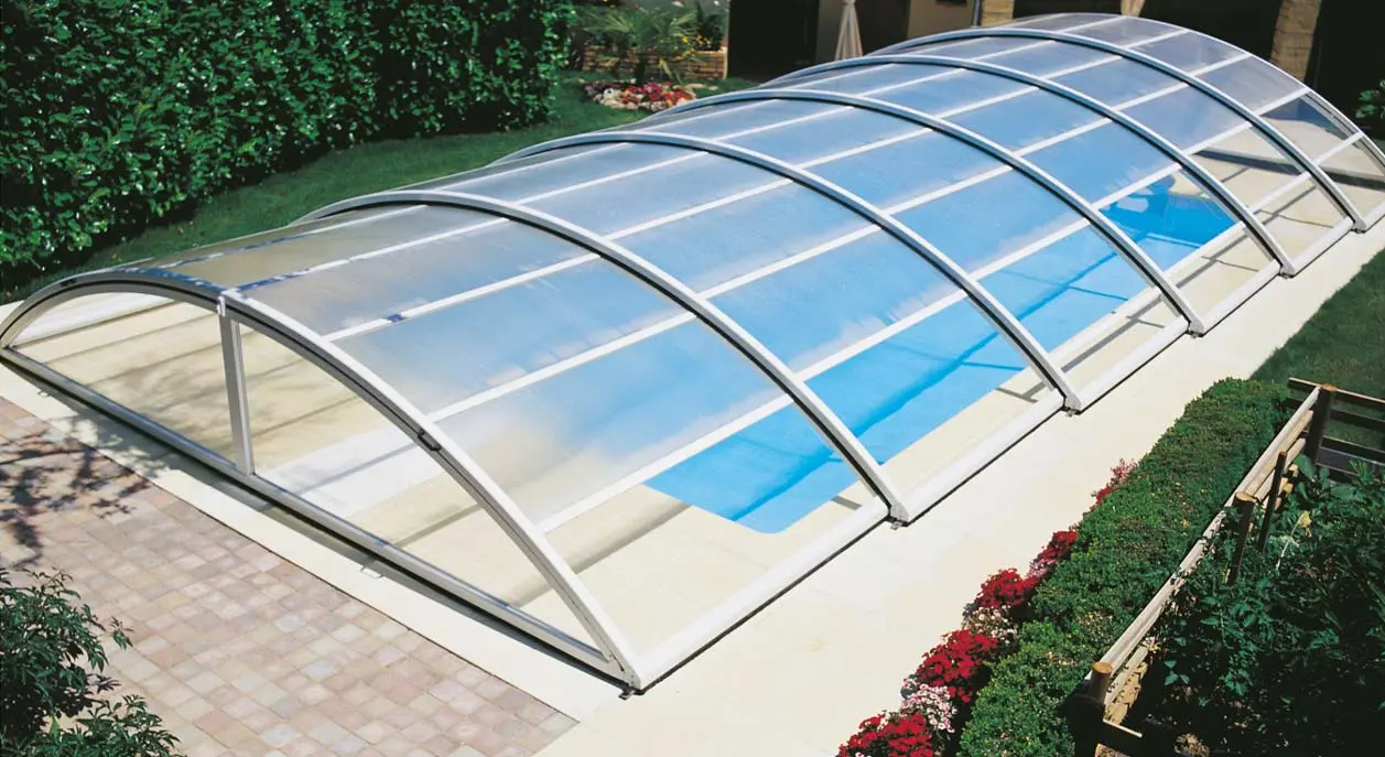 Poolüberdachung halbhoch geschlossen